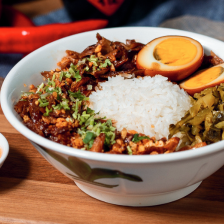 R3. Braised Pork Knuckle Rice 卤猪脚饭