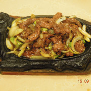 89. Sizzling Steak in Black Pepper  <br> 铁板黑椒牛柳
