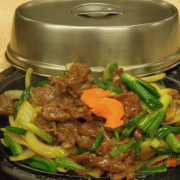 90. Sizzling Steak with Ginger &amp; Spring Onion <br> 铁板姜葱牛肉